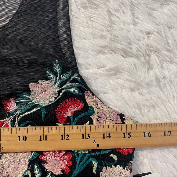 My Michelle Womens Embroidered Crop Top Size 7 Black Floral Sleeveless - Picture 5 of 7